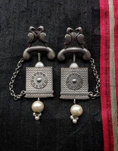 The most adorable novelty telephone earrings, with two talkative parrots perched on the telephone handle, and a large faux pearl dangling below. Great 50's vintage look! Perfect gift for Mom, for anyone who answers the phone for a living, for secretary, receptionist, for anyone who remembers what a wall phone was, for anyone talkative. Reminds one to call home more often. And the parrots repeat everything you say, so be careful what you say! In a beautiful soft matte grey color. Earrings are cas Novelty Telephone, Telephone Earrings, Parrot Costume, Parrot Earrings, Bird Watcher Gifts, Earrings Bird, Wall Phone, Earrings Indian, Costume Earrings