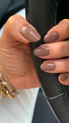 31 Chic Fall Nail Ideas to Inspire you this Autumn Season — ASHLINA KAPOSTA Simple Summer Nails Short Casual, Summer Brown Nails, Summer Nail Polish 2024, Beige Fall Nails, Brown Nails Summer, Gel Nails Ideas Summer 2024, Neutral Nails Summer 2024, Brown Summer Nails, Simple Summer Nail Ideas 2024