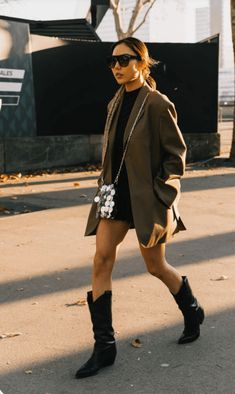 Cowboy Boots Outfit Aesthetic, Chic Cowboy Boots Outfit, Cowboy Boots Outfit Women, Boots Outfit Aesthetic, Black Western Boots Outfit, Cowboy Boots Outfit Fall, Cowboy Boots Outfit Winter, Models Street Style, Cowboy Boots Street Style