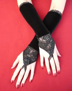 Vampire Wedding, Black Lace Gloves, Lace Fingerless Gloves, Mode Steampunk, Velvet Gloves, Velvet Glove, Evening Gloves, Gloves Fashion, Wedding Gloves