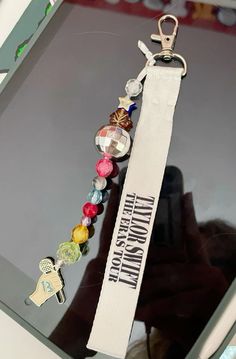 CREDITS TO THE OWNER! #taylor#eras#tour#swiftie#taylorswift#keepsake Eras Tour Keychain, Friendship Bracelet Beads Ideas, Eras Tour Keepsake, Swiftie Friendship Bracelet, Eras Friendship Bracelet, Friendship Bracelet Keychain, Swiftie Bracelet, Friendship Bracelet Ideas, Taylor Swift Accessories