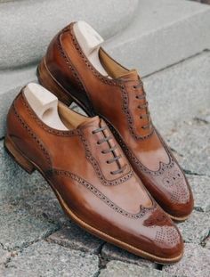 Formal Office Wear, Sneakers Guide, Men's Fashion Sneakers, Brown Oxford Shoes, Formal Office, Oxford Brogues, Brown Dress Shoes, Italian Leather Shoes, Brown Oxfords