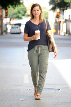 Olive Cargo Pants Outfit, Olive Cargo Pants, Joggers Outfit Women, Green Pants Outfit, Jogger Outfit, Pants Outfit Fall