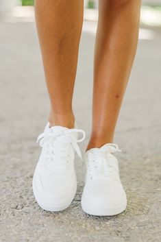 These white sneakers are a year round must have! They are so classic and super comfy! They are going to look fab with so many different outfits for so many different occasions! Tennis Shoes With Jeans, White Shoes For Women, Casual White Shoes, Dressy Sneakers, All White Sneakers, White Casual Shoes, White Tennis Shoes, Mint Julep Boutique, Mint Julep