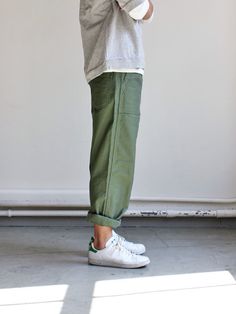 Minimalist Moda, Khaki Trousers, Outfit Trends, Green Pants, Sneakers Outfit, Fashion Mode, Looks Style, Mode Inspiration, Outfits Casuales