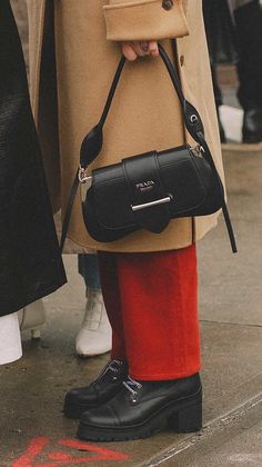 Handbags With Outfits, Mode Ulzzang, Fashion Week Outfit, Bag Prada, Kardashian Kollection, Neue Outfits, Pretty Bags, Prada Handbags