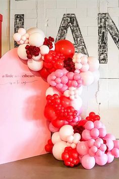 balloons are arranged in the shape of a letter