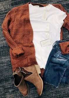 Orange Cardigan Outfit, White Tee And Jeans, Cardigan Fall Outfit, Rustic Outfits, Rustic Orange, Orange Cardigan, Cardigan Outfit, Estilo Chic, Cardigan Outfits