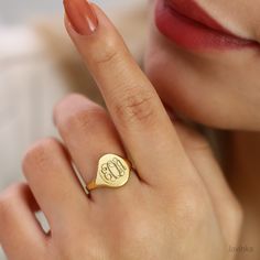 **Personalized Initial Signet Ring** Carry your style and story at your fingertips! Our personalized initial signet ring offers the perfect blend of elegance and meaning. Whether you're looking for a special accessory for yourself or a meaningful gift for a loved one, this ring is just what you need. **Features - **Personal Touch Customize your ring with your initials or those of your loved ones to make it uniquely yours. - **Quality Craftsmanship Each ring is crafted from carefully selected mat Gold Initial Ring, Monogram Ring, Letter Ring, Gold Signet Ring, Personalized Letters, Initial Ring, Gold Initial, Custom Initials, Custom Jewelry Design