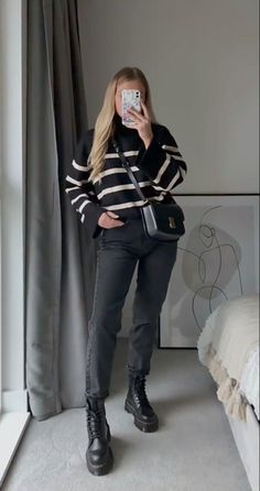 All in all the pin is about fall outfit ideas that women can try to embrace the fall aesthetic vibes and make their winter outfits more stylish. Chic Autumn Outfits, Fall Outfit Trends, Looks Jeans, Chic Autumn, Winter Fashion Outfits Casual, Fall Outfit Ideas, Winter Outfit Inspiration, Wardrobe Outfits, Autumn Outfits