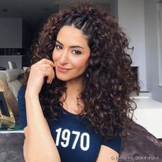 As tranças de raiz também variam o semi preso para o cabelo cacheado longo (Foto: Instagram @sarahangius) Curly Hair Photos, Scene Hair, Winter Hairstyles, Hair Photo