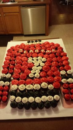 a large cake made to look like the number seven on top of cupcakes