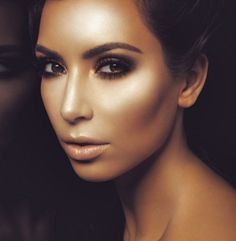 Love her or hate her, you have to admit the girl wears her makeup well.  Kim Kardashian's makeup artist's tips. Kim Kardashian Makeup Looks, European Makeup, How To Contour Your Face, Kardashian Makeup, Kim Kardashian Makeup, Make Up Videos, Beauty Make-up, Stage Makeup, Face Contouring