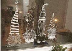 Posca Window Art Christmas, Window Winter Art, Christmas Window Decorations Paint, Posca Christmas Window, Posca Window Art, Christmas Windows Painted, Christmas Window Decorations Outdoor, Christmas Window Paint, Painted Christmas Windows