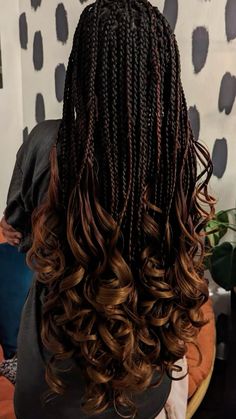 Brown, red ombré french curl braids. Black To Brown Box Braids, Black And Brown Ombre Braids, Brown Ombré Braids, Ombre French Braids, Braid Curls Hairstyles, Ombre Brown Box Braids, Ombré Braids With Curls, Black And Brown French Curl Braids, Ombré French Curl Braids