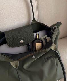 Long Champ Bag, Longchamp Le Pliage Green, Uni Bag, Inside My Bag, Longchamp Bag, Handbag Essentials, Bag Aesthetic, What In My Bag, Fancy Bags