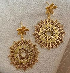 Pendientes de filigrana de mandala, no importa el atuendo que elijas, ¡nuestros pendientes de mandala te harán sentir especial! peso 12 Gramos. Dimensiones: 5,7 x 3,8 cm Grana es una nueva marca de joyería en Filigrana, técnica tradicional y ancestral. Nos gusta contar historias a través de cada pieza, nuestra intención es crear objetos vinculados al valor de la figura femenina y dejar huella en cada una de las mujeres que los lucen, nuestras joyas están compuestas por plata .970 o plata .970 or Davidson Nc, Bridal Jewelery, Gold Jewellry, Bridal Jewelry Vintage, Geometric Pattern Art, Filigree Jewelry, Gorgeous Jewelry, Jewelry Business, Gold Jewelry Fashion