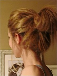 Messy Bun And Glasses Outfits, 2000s Messy Bun, Messy Bun Aesthetic, Feyre Archeron Aesthetic, High Messy Bun, Feyre Archeron, Strawberry Blonde Hair, Peinados Fáciles Para Cabello Corto, Different Hairstyles