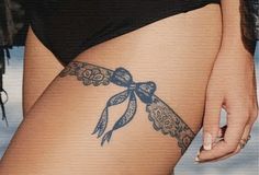 Guarder Tattoo, Back Thigh Bow Tattoo, Rosary Tattoo Thigh, Thigh Wrap Tattoos Women, Bow Tattoo Placement, Bow Thigh Tattoo, Tattoo Garter, Ankle Cuff Tattoo