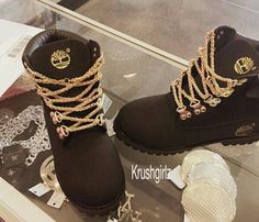 Black and gold timbs <3 love love love these wish i could own them like right now!!! Custom Timberlands, Timberland Boots Style, Brown Timberlands, Yellow Boots, Timberlands, Dream Shoes