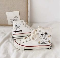 #snoopy #converses #shoes #charliebrown. Sepatu Air Jordan, Snoopy Shoes, Snoopy Items, Kawaii Shoes, Shoe Inspo, Aesthetic Shoes, Swag Shoes