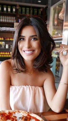 #Los100DeParaTi: Clavicut, así se llama el corte de pelo más favorecedor que es tendencia esta primavera | Revista Para Ti Indian Hair Cuts, Long Bob Haircuts, Makijaż Smokey Eye, Shoulder Length Hair Cuts, Haircuts For Medium Hair, Haircuts Straight Hair, Haircut For Thick Hair, Bob Haircuts, Medium Hair Cuts