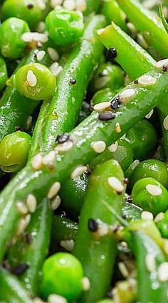 green beans and sesame seeds are mixed together