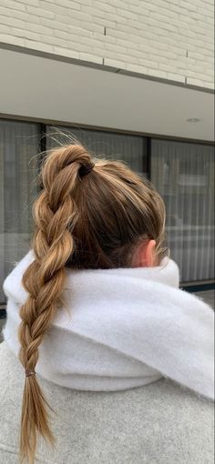 Outfit With Braided Hair, Hairstyle Ideas 2023, Aesthetic Blonde Hairstyles, 4 Part Braid, Hairstyles Autumn 2023, Winter Hair Aesthetic, Air Port Hair Styles, Hairstyles Winter 2023, Winter Hairstyles 2023