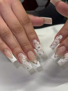 White Nails Quinceanera, Nails For Graduation Pictures White, Grad Picture Nails, White And Gold Quince Nails, Nails For First Communion, Quince Nails Flowers, White Nails Flowers, Thumb Nail Design, First Communion Nails