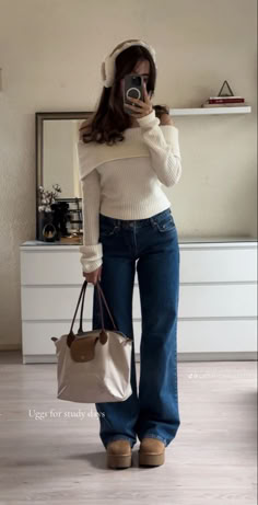 Fits Inspo Winter, January Outfits Aesthetic, Bootcut Jeans Winter Outfit, Sweater And Flare Jeans Outfit, Pretty Style Outfit, Casual Style Outfits Winter, Simple Outfit Ideas Winter, Winter Outfit Inspo Casual, How To Style Skinnies Jeans