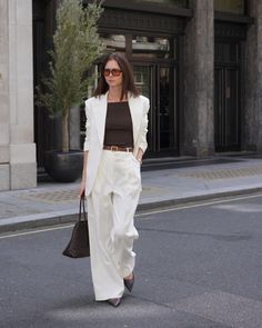 White Blazer Dress, Style Capsule Wardrobe, White Blazer Outfits, Boss Vibes, Style Capsule, Dragon Diffusion, Trousers Outfit, Trouser Outfit, White Suit