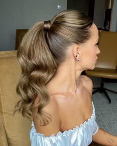 Stylish wedding hairstyle - wavy ponytail with middle line Ponytail For Bride, Ponytail Bride, Ponytail Bridal Hair, Wave Ponytail, Stylish Ponytail, Pony Hairstyles, Formal Hairstyles For Long Hair, Long Shiny Hair, Long Hair Ponytail