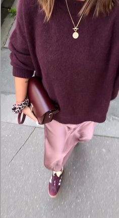 Burgundy And Pink Outfit, Bibi Fashion, Pink Satin Skirt, Skirt Styling, Pink Maxi Skirt, Outfit Everyday, Burgundy Style, Spring Look, Pink Maxi