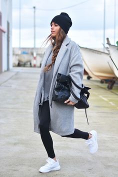 t u b u l a r Witte Sneakers Outfit, Stile Casual Chic, Mode Tips, Legging Outfits, Grey Coat, Todays Outfit, Sporty Chic, Casual Winter Outfits