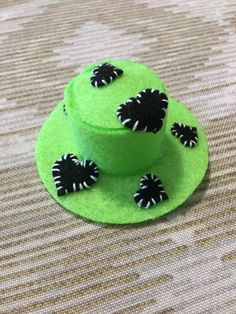 Mini sun hat Gnome Costume, Leprechaun Trap, Ghost Candles, Mini Hats, Wine Bottle Topper, Bottle Toppers, Mini Top Hat, Doll Hat, Fairy Dolls