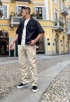 Europe Style Outfits Men, Europe Mens Fashion Street Styles, Mens Slip On Vans Outfit, Vans Outfit Men Casual, Workshirt Outfit Men, Vans Outfit Men Street Styles, Vans Slip On Outfit Men, Vans Slip On Outfit, Mens Street Fashion