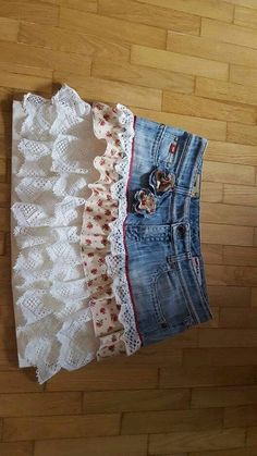 Ruffle Denim Shorts Outfit, Denim Skirt With Lace Trim, Lace Jean Skirt, Jean Skirt With Lace, Custom Skirts, Diy Denim Skirt, Upcycle Clothes Diy, Diy Vetement