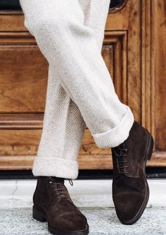 Brown Suede Shoes Men Outfit, Best Mens Winter Boots, Dress Boots Men, Brown Suede Dress, Mens Suede Boots, Winter Office, Mens Dress Boots, Gentleman's Wardrobe, Mens Winter Boots