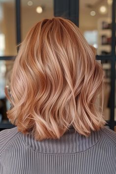 Strawberry Blonde Hair On Fair Skin, Blonde Red Hair Short, Strawberry Blonde Cool Tone, Strawberry Blonde Highlights Short Hair, Strawberry Blonde Medium Length Hair, Strawberry Blonde Balayage Short Hair, Strawberry Blonde Pale Skin, Summer Strawberry Blonde Hair, Blond To Red Hair