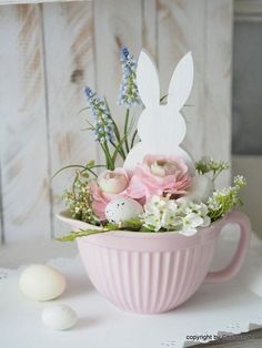 2022 easter decor Easter Arrangement, Easter Craft Decorations, Spring Decoration, Spring Easter Crafts, Easter Bunny Crafts, Easter Floral, Easter Inspiration, Easter Traditions, Easter Crafts Diy