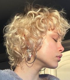 Curly Short Shag Haircut, Bleached Pixie Cut, Short Bleach Blonde Hair, Shaggy Short Haircuts, Curly Shag Haircut Short, Bleached Hair Ideas, Curly Shags, Short Curly Shag, Pixie Shag Haircut