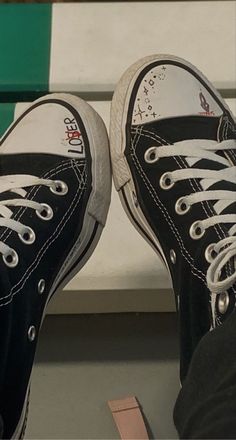 Drawing On Converse, Boty Converse, Converse Drawing, Doodle Shoes, Diy Converse, Sharpie Shoes, Converse Design, Grunge Shoes, Converse Aesthetic