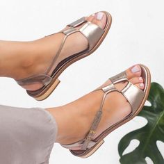 Sandália Rasteira - FLORESCER - Champagne - 842.64 - Bubblê Hot Sandals, Womens Comfortable Sandals, Chunky Heel Shoes, Stunning Shoes, Womens Chunky Heels, Low Heel Shoes, Cute Sandals, Fashion Sandals