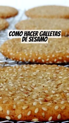 some cookies are cooling on a rack with the words como hacer galletas de sesamo