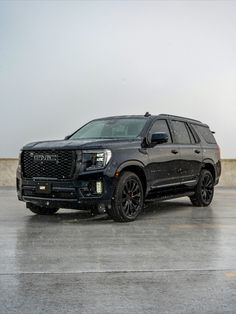 Custom dark blue Yukon Denali with black trim, black powder coat wheels, and tinted windows. Yukon Car, 2023 Gmc Yukon, Painted Calipers, Blacked Out Cars, Best Suv Cars, Tmax Yamaha