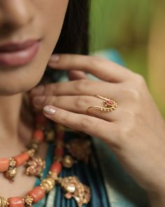 Gold & Antique Jewellery | Today, the ancient vanki ring continues to be an integral part of most South Indian weddings. For many women, wearing vanki rings is a way... | Instagram Gold Ring Indian, Vanki Designs Jewellery, Gold Antique Jewellery, Indian Wedding Rings, Xoxo Jewelry, Gold Earrings Models, South Indian Weddings