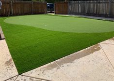 an artificial lawn in the middle of a backyard