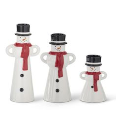 three snowmen are standing next to each other