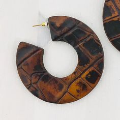 Are you looking for large creoles earrings, for your afrocentric look ? Here you have these one leather hoop to get statement and sophisticated look. This large bold hoops are made in genuine leather. To constructed it are used two type of leather, one chunky for the base and the crocodile engraved leather to cover it. The crocodile engraved leather is handmade aged to get a unique and sophisticated look. This handmade aging process will make each piece unique, it will be slightly different from Africa Earrings, Bold Women, Creole Earrings, Statement Hoop Earrings, Earrings Aesthetic, African Earrings, Big Hoop Earrings, Large Hoop Earrings, Aging Process