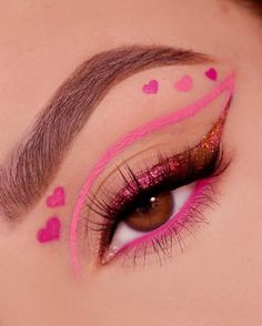 Eye Makeup Liner, Pink Eyeliner Looks, Pink Graphic Liner, Lip Makeup Ideas, Raspberry Punch, Glisten Cosmetics, Day Eye Makeup, Pink Eyeliner, Maquillage On Fleek